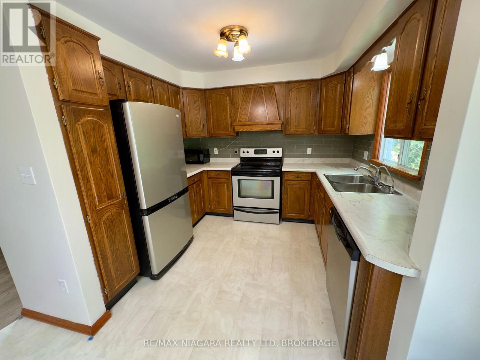 Upper - 4 Trillium Lane, St. Catharines, Ontario  L2T 1W2 - Photo 6 - X13172914