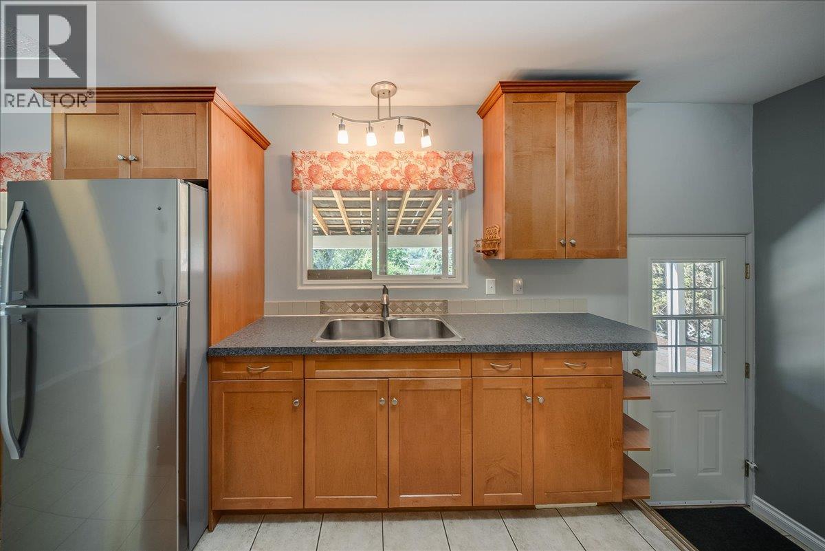 3542 Marigold Drive, Trail, British Columbia  V1R 2X6 - Photo 4 - 10388604