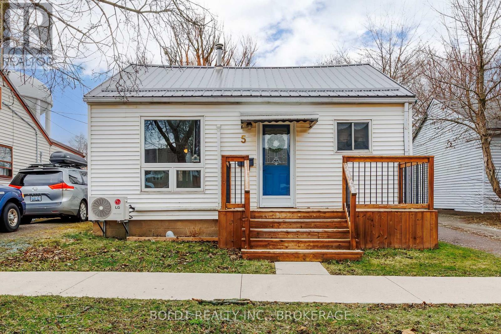 5 Nelles Road, Welland, Ontario  L3B 2P1 - Photo 1 - X13174788