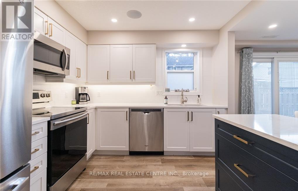 11 Dietrich Crescent, Lambton Shores, Ontario  N0M 1T0 - Photo 8 - X12988050