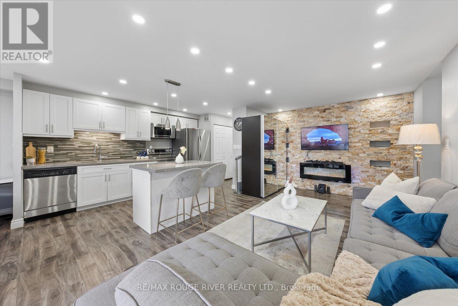 907 - 90 LING ROAD, Toronto, Ontario