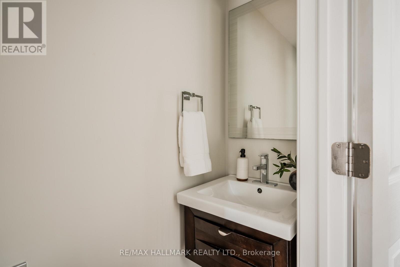 4 Wayland Avenue, Toronto, Ontario  M4E 3C7 - Photo 10 - E13175106