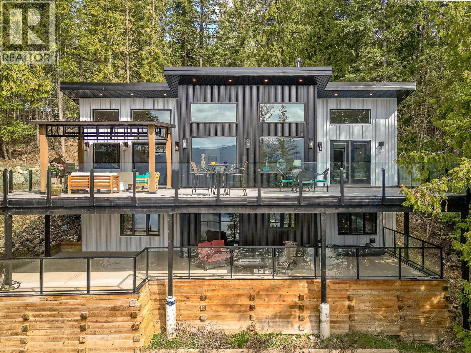 7750 Golf Course Road, Anglemont, British Columbia  V0E 1M8 - Photo 3 - 10344080