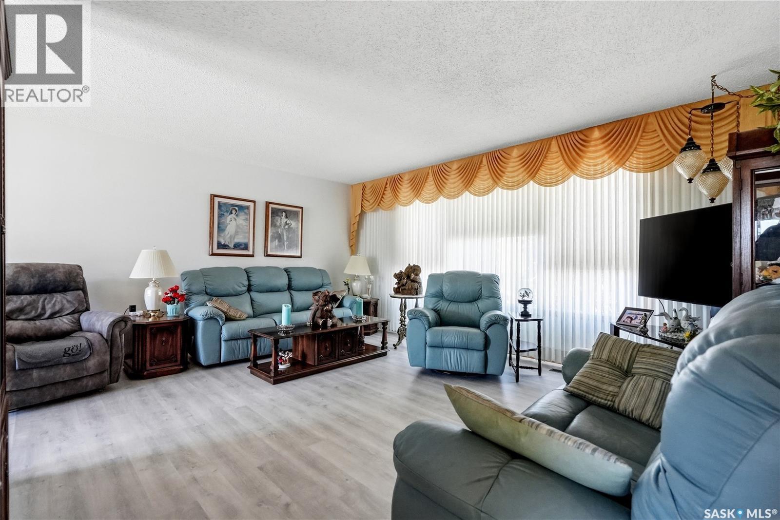 3355 Fairlight Drive, Saskatoon, Saskatchewan  S7N 4M1 - Photo 5 - SK037140