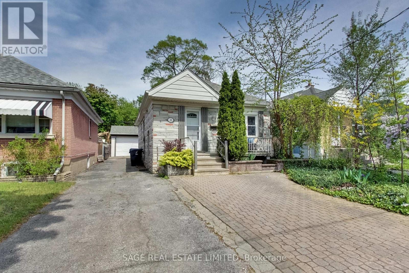 35 BLAKLEY AVENUE, Toronto, Ontario