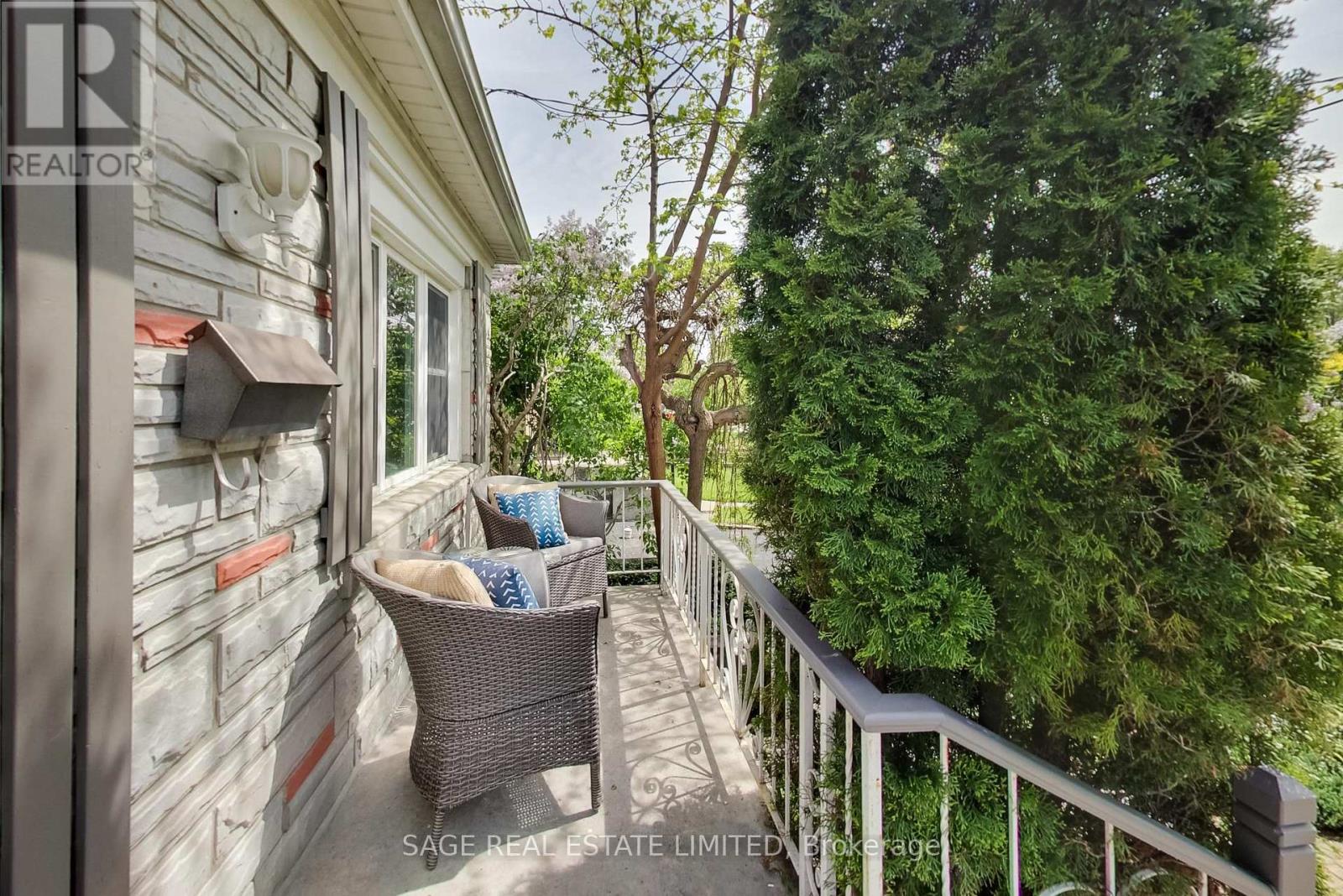 35 Blakley Avenue, Toronto, Ontario  M6N 3Y4 - Photo 4 - W13174828