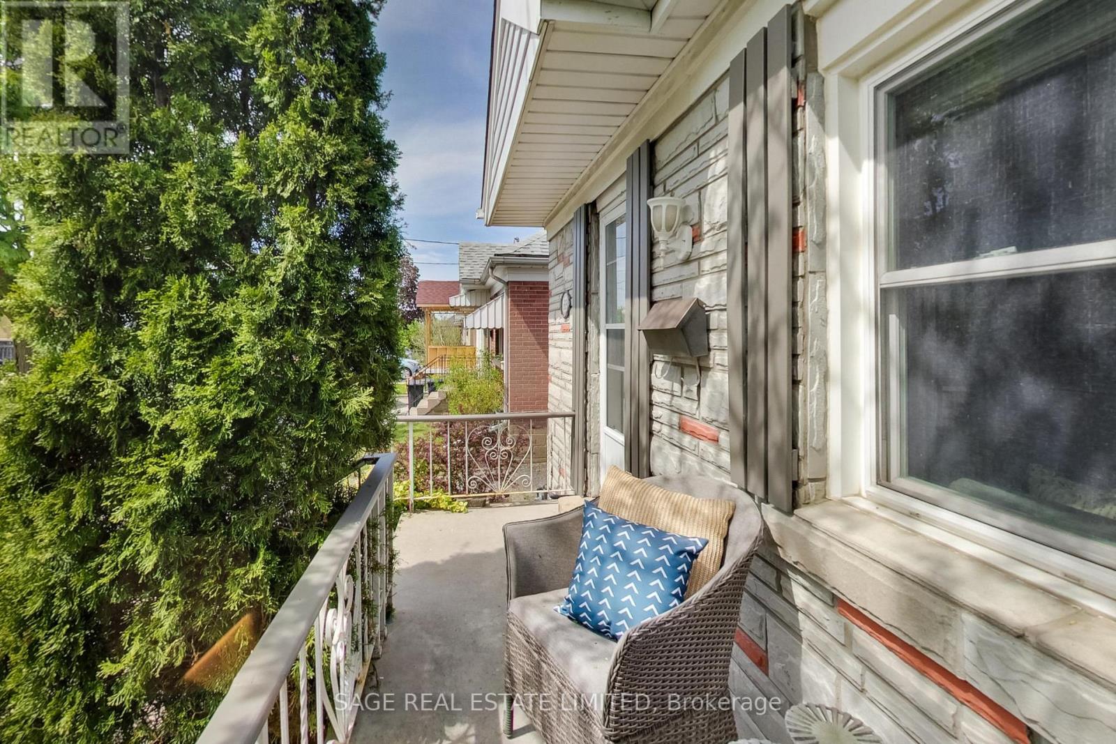 35 Blakley Avenue, Toronto, Ontario  M6N 3Y4 - Photo 5 - W13174828