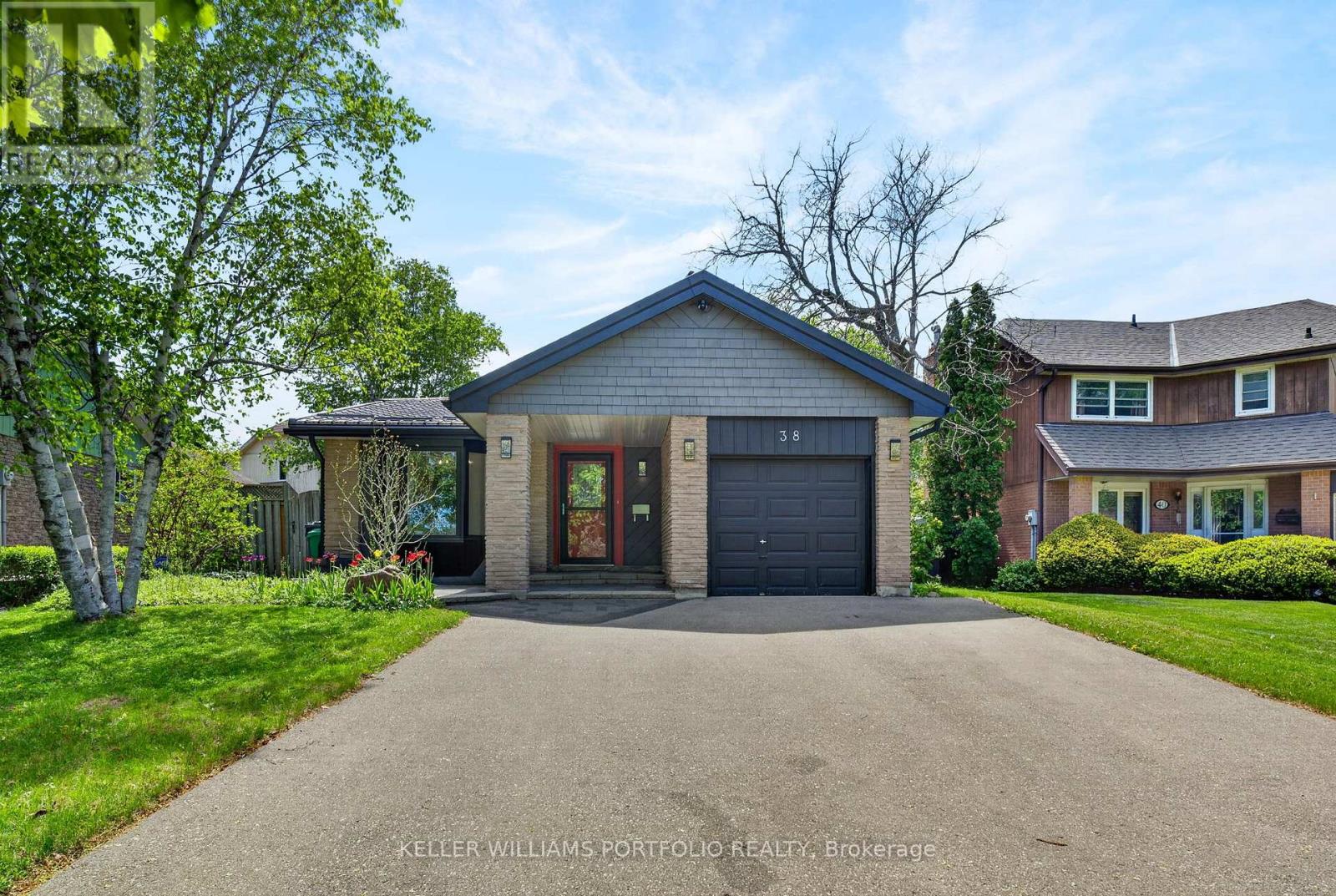 38 Laurelcrest Street, Brampton, Ontario  L6S 2R4 - Photo 2 - W13174954