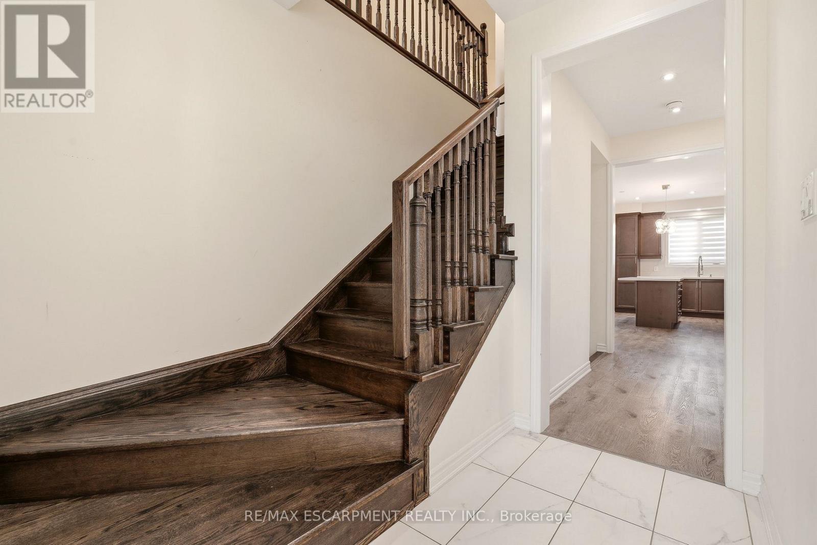 1364 Sycamore Garden, Milton, Ontario  L9E 1R3 - Photo 4 - W13175164