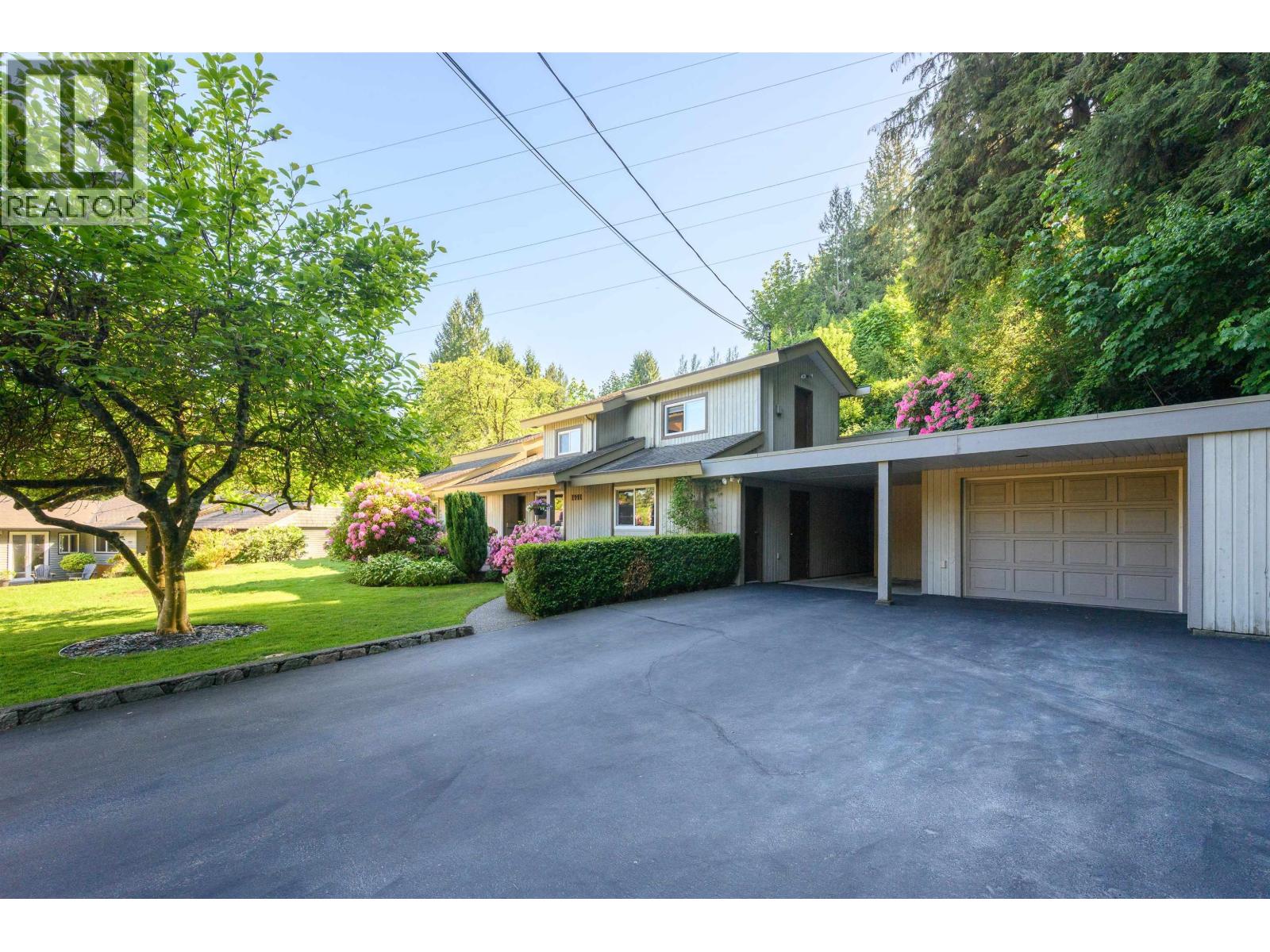 1747 Bellelynn Place, North Vancouver, British Columbia  V7J 2T9 - Photo 2 - R3127976