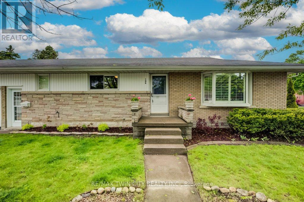 196 Lourdes Street, Waterloo, Ontario  N2L 1N7 - Photo 3 - X13174698