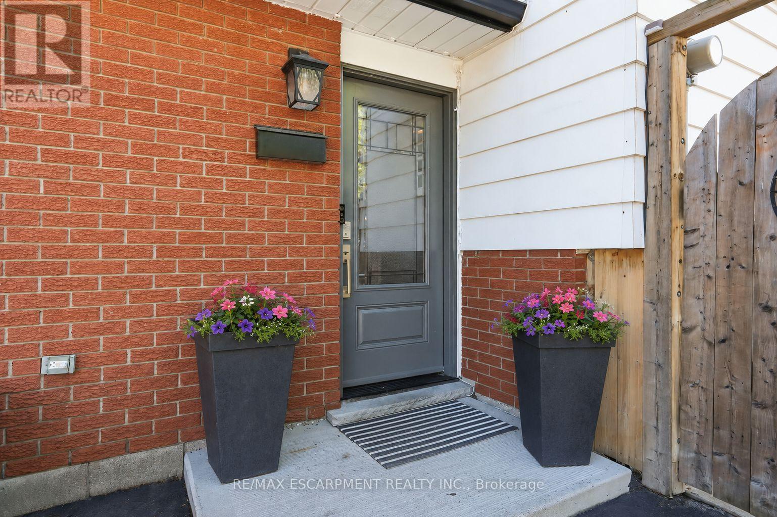 35 Gretna Court, Hamilton, Ontario  L9C 4V1 - Photo 2 - X13174724