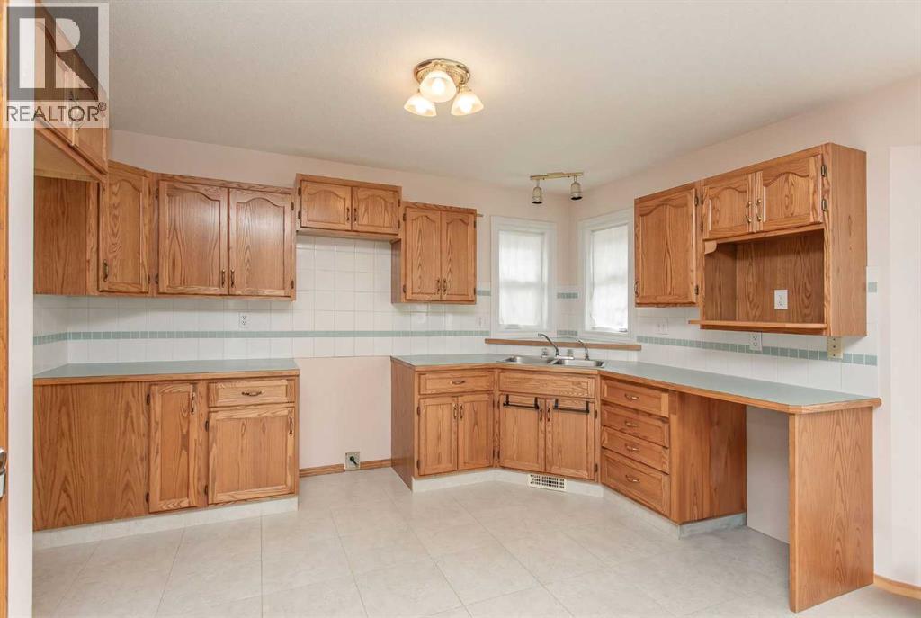 14 Lincoln Park, Lacombe, Alberta  T4L 1P3 - Photo 3 - A2314584