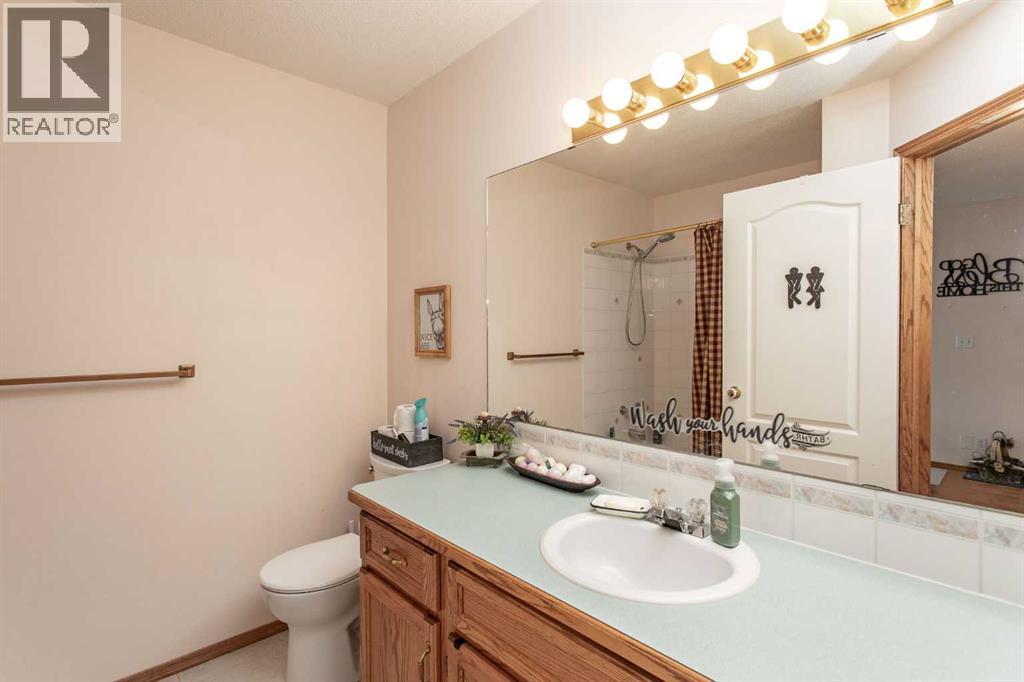 14 Lincoln Park, Lacombe, Alberta  T4L 1P3 - Photo 5 - A2314584
