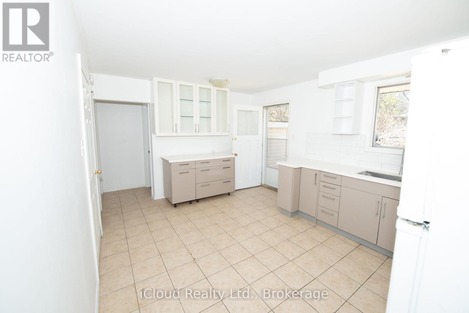 536 Glen Forrest Boulevard, Waterloo, Ontario  N2L 4J2 - Photo 2 - X12545114