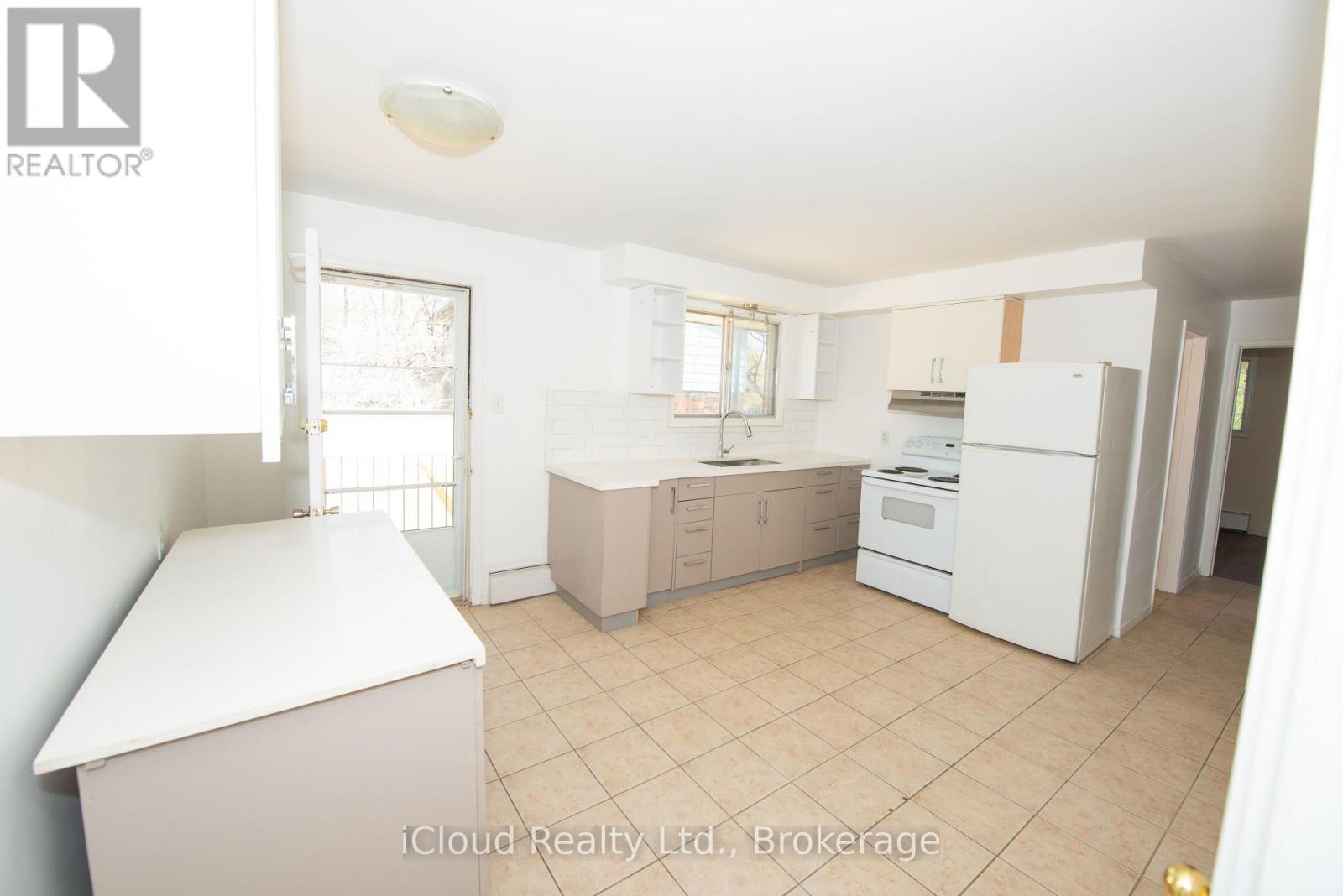 536 Glen Forrest Boulevard, Waterloo, Ontario  N2L 4J2 - Photo 4 - X12545114