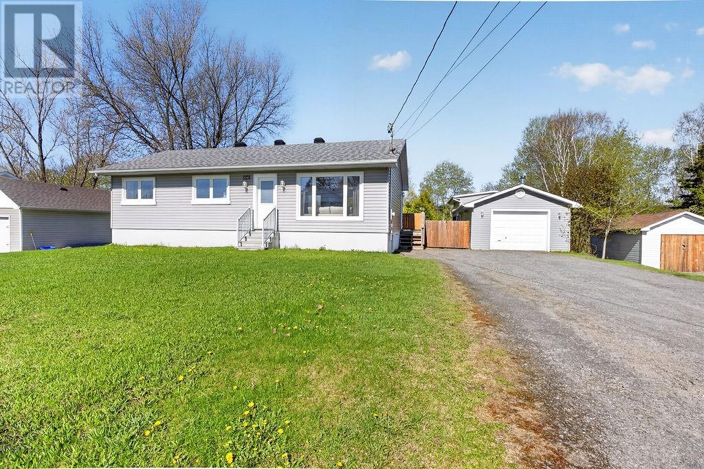 2206 Laurentian, Val Caron, Ontario  P3N 1L8 - Photo 2 - 2128061