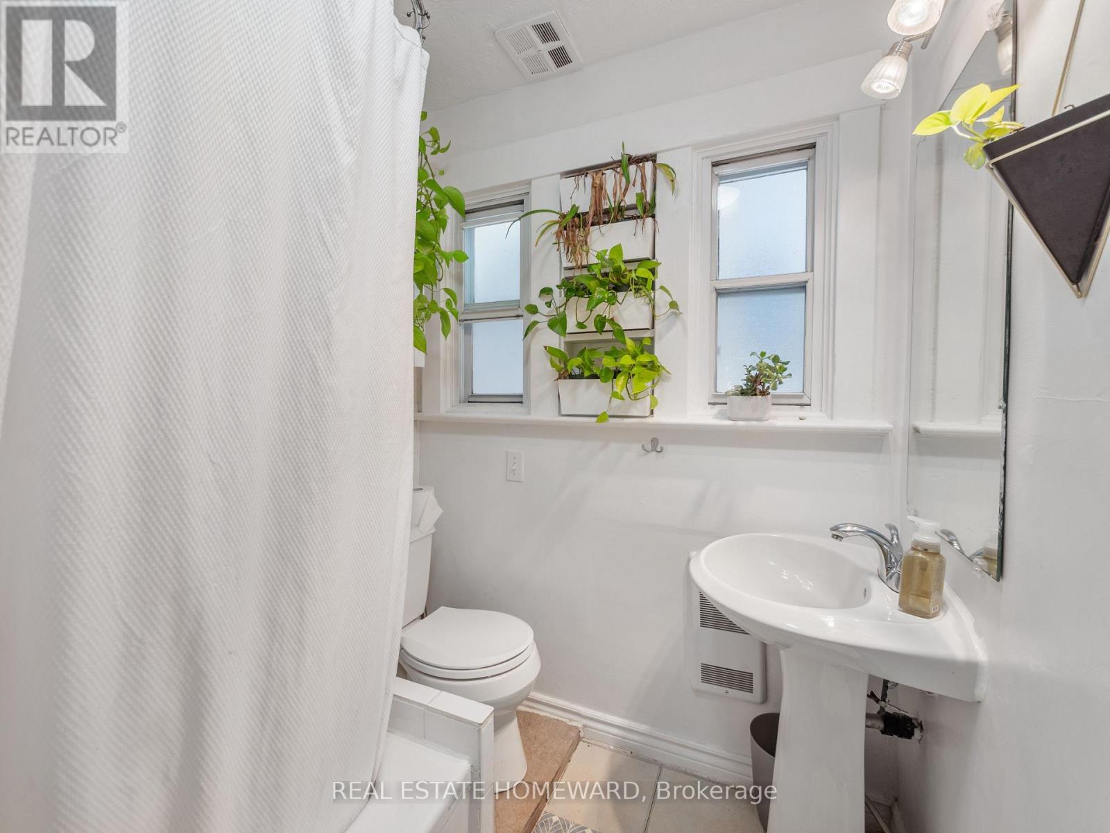 4 Silver Birch Avenue, Toronto, Ontario  M4E 3K9 - Photo 15 - E13175330