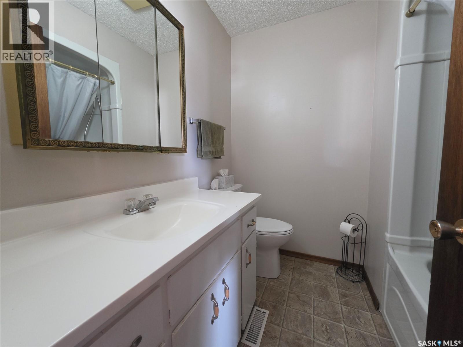 613 2nd Street W, Meadow Lake, Saskatchewan  S9X 1E6 - Photo 11 - SK037135
