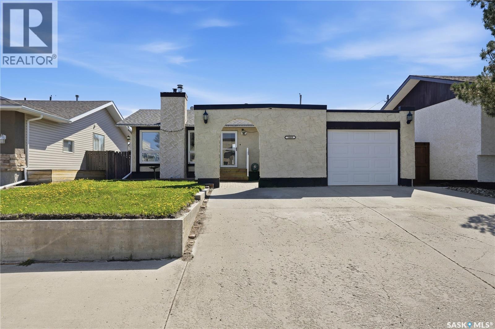 1009 Corman Crescent, Moose Jaw, Saskatchewan  S6H 6V5 - Photo 3 - SK037110