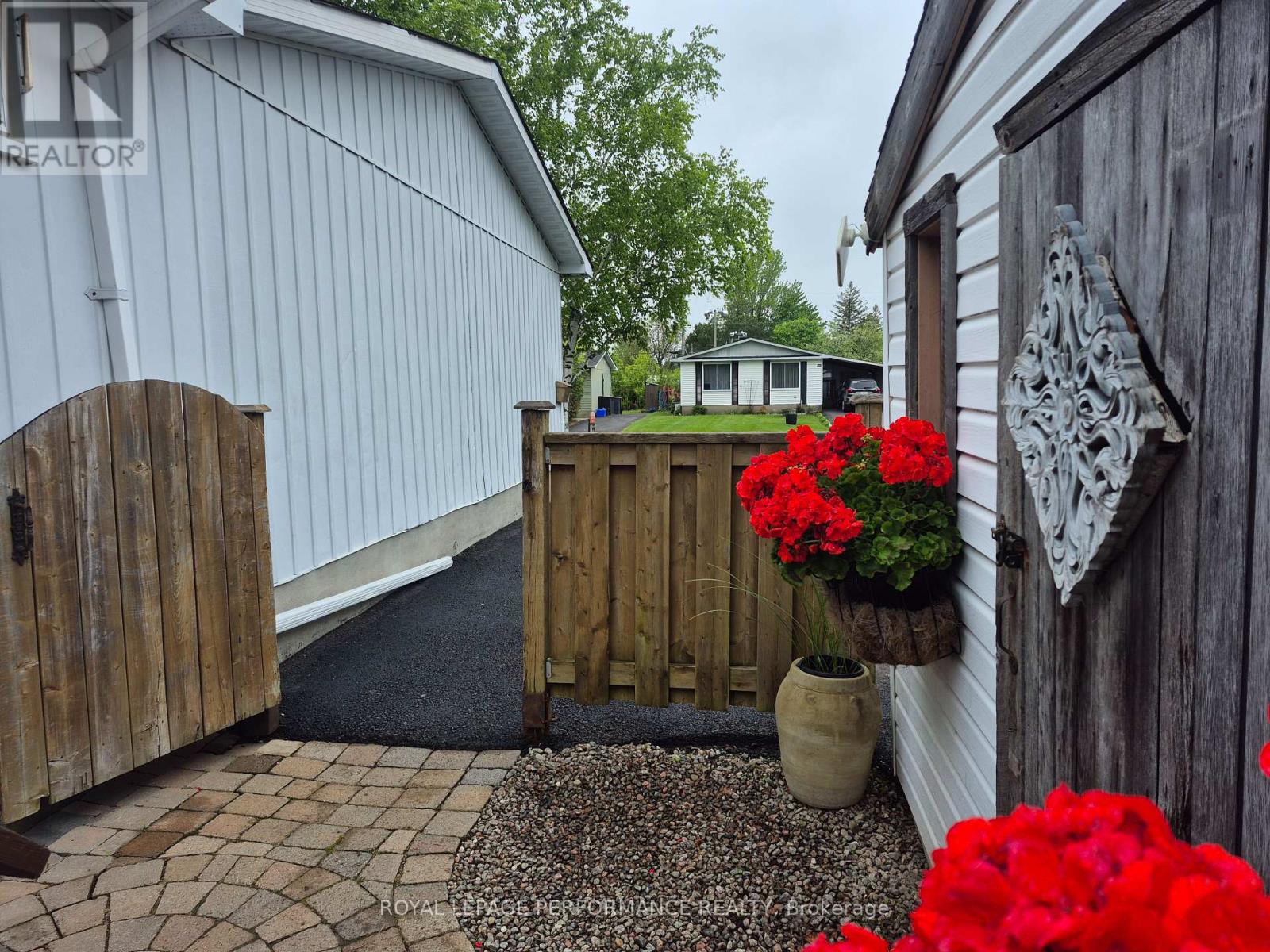 1497 Blackheath Street, Ottawa, Ontario  K1E 1K6 - Photo 39 - X13090026