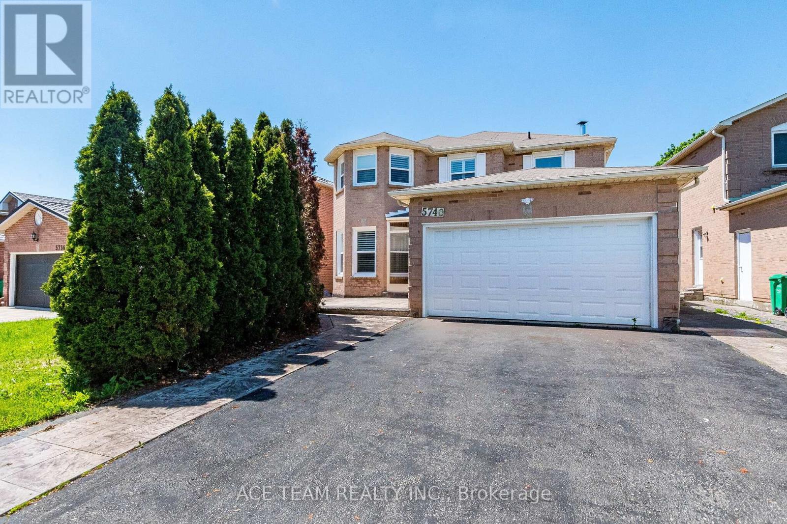 5740 Invergordon Lane, Mississauga, Ontario  L5M 4P8 - Photo 2 - W13169196