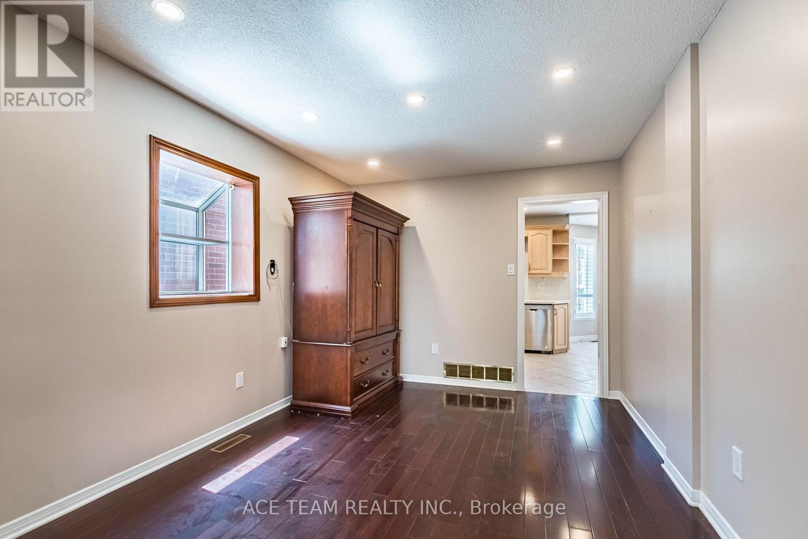 5740 Invergordon Lane, Mississauga, Ontario  L5M 4P8 - Photo 11 - W13169196