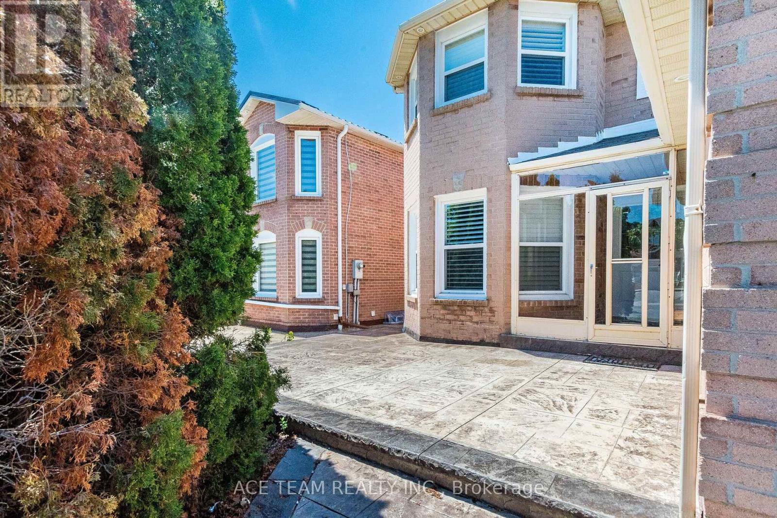 5740 Invergordon Lane, Mississauga, Ontario  L5M 4P8 - Photo 4 - W13169196