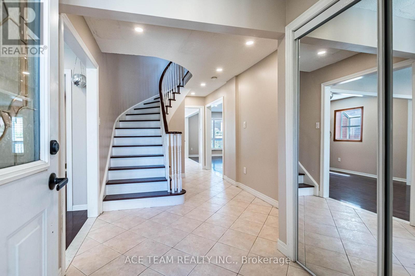 5740 Invergordon Lane, Mississauga, Ontario  L5M 4P8 - Photo 6 - W13169196