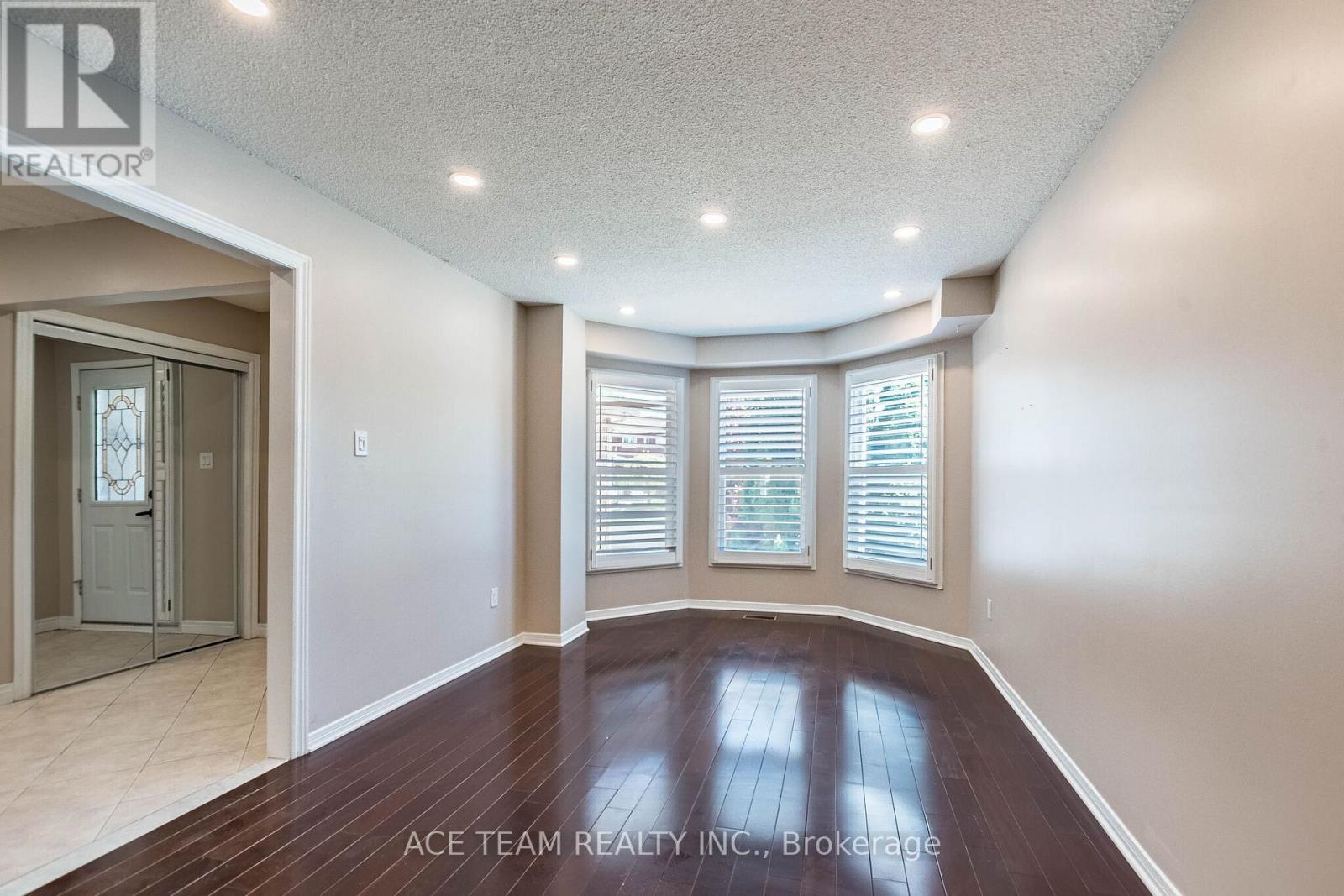 5740 Invergordon Lane, Mississauga, Ontario  L5M 4P8 - Photo 9 - W13169196
