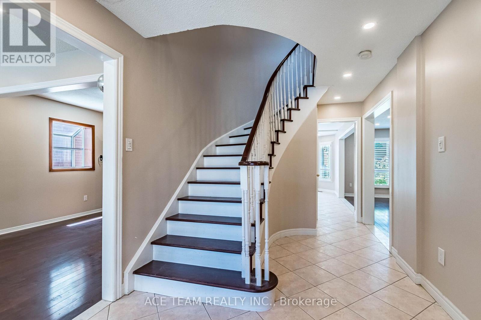 5740 Invergordon Lane, Mississauga, Ontario  L5M 4P8 - Photo 7 - W13169196