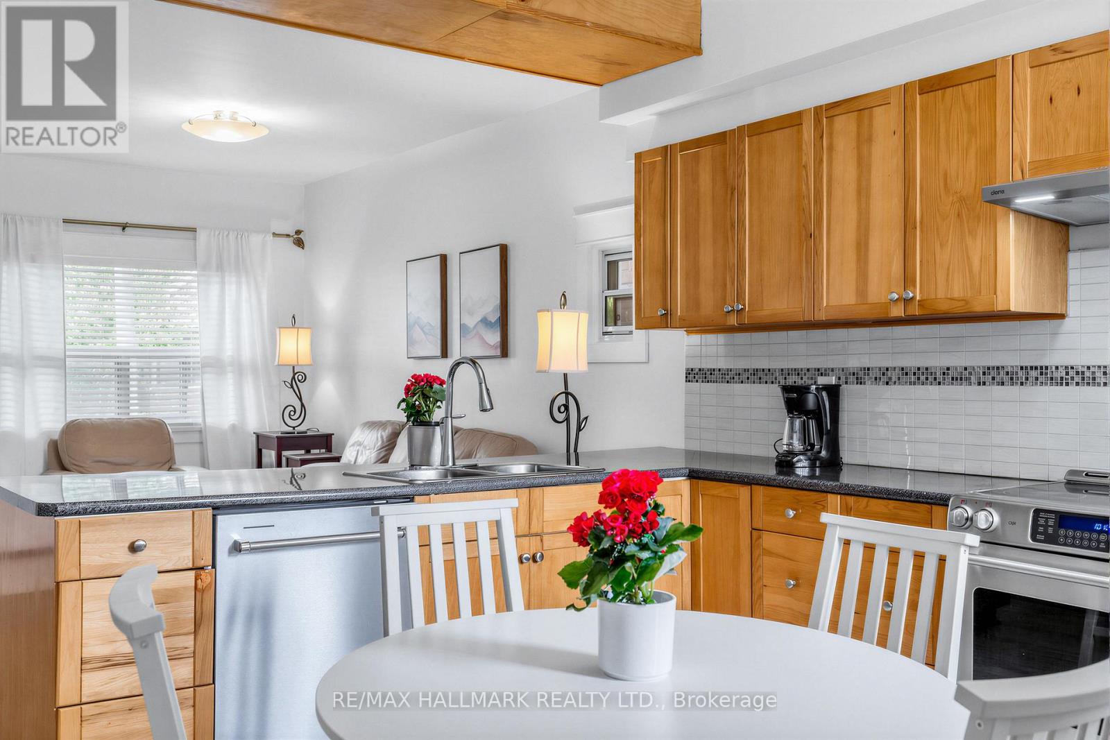 65 Wallington Avenue, Toronto, Ontario  M4C 2N2 - Photo 10 - E13175450