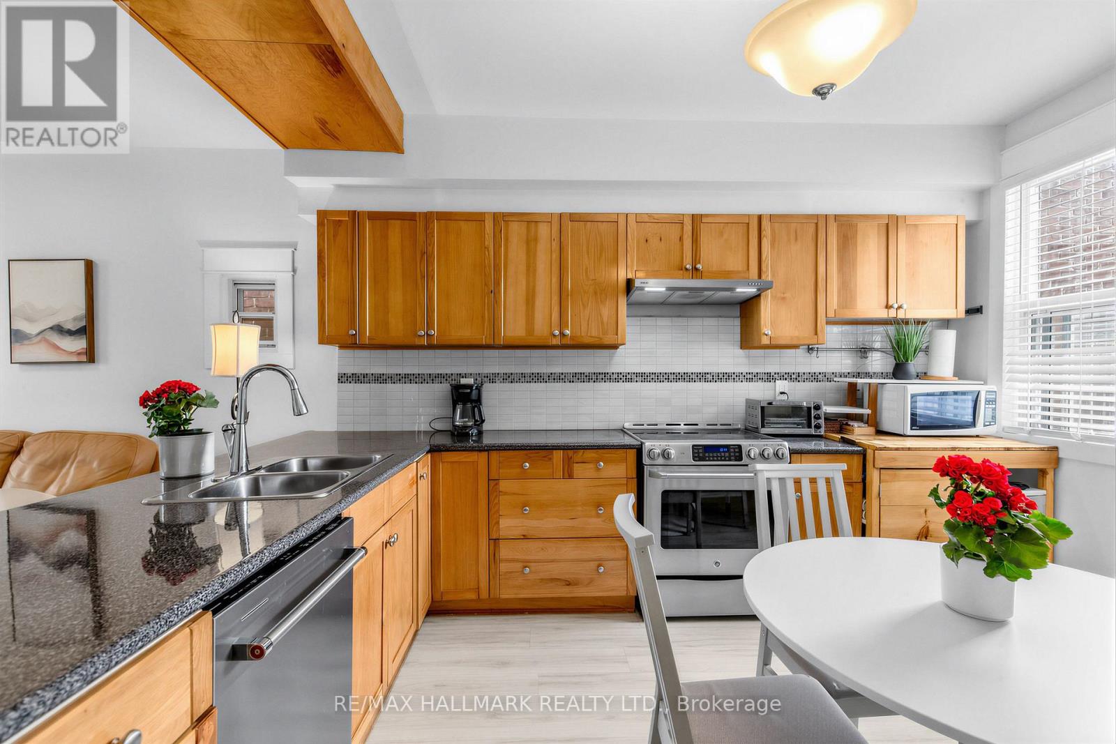 65 Wallington Avenue, Toronto, Ontario  M4C 2N2 - Photo 12 - E13175450