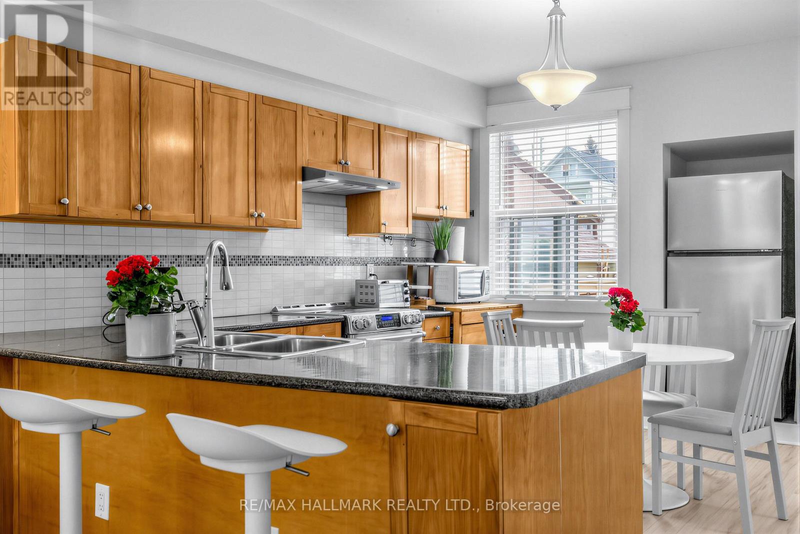 65 Wallington Avenue, Toronto, Ontario  M4C 2N2 - Photo 6 - E13175450