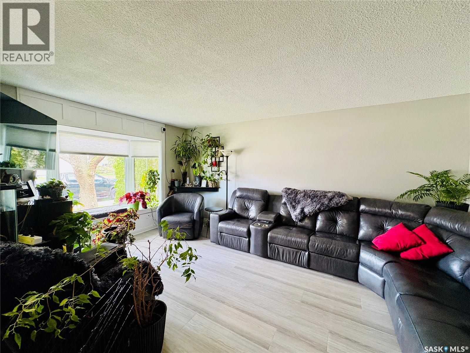 1230 Chaplin Street E, Swift Current, Saskatchewan  S9H 1K1 - Photo 4 - SK037082