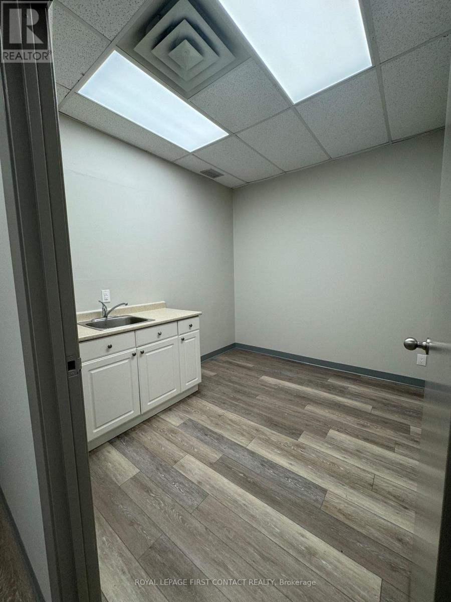 200 - 11 Ferris Lane, Barrie, Ontario  L4M 5N6 - Photo 10 - S13175686
