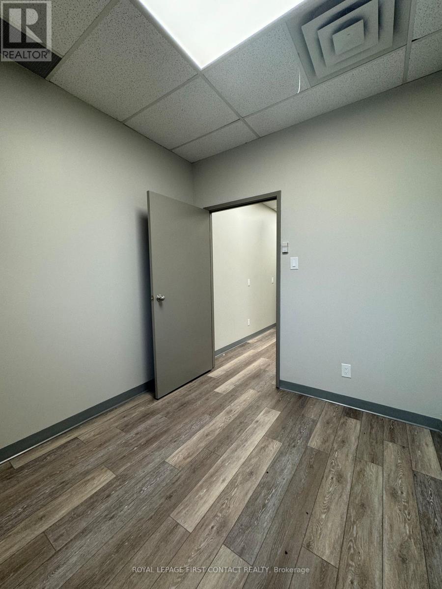 200 - 11 Ferris Lane, Barrie, Ontario  L4M 5N6 - Photo 2 - S13175686