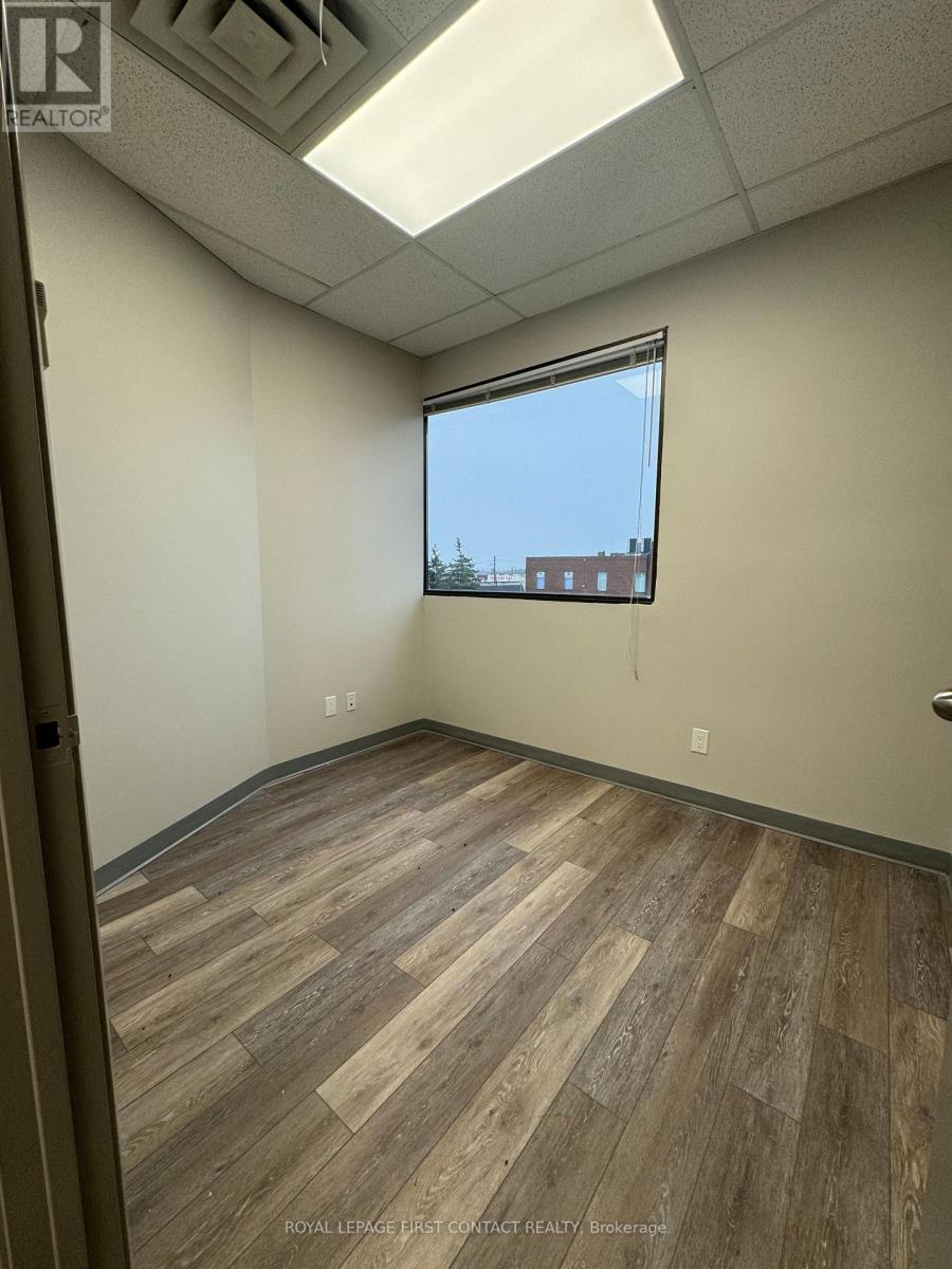 200 - 11 Ferris Lane, Barrie, Ontario  L4M 5N6 - Photo 4 - S13175686