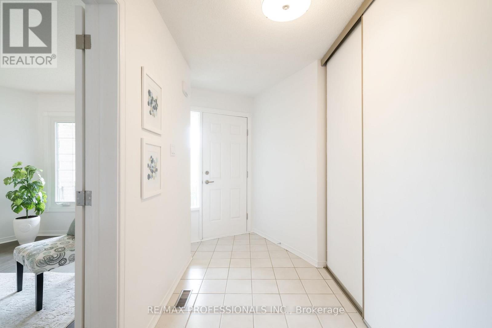 5154 Sunray Drive, Mississauga, Ontario  L5R 2V3 - Photo 4 - W13175446