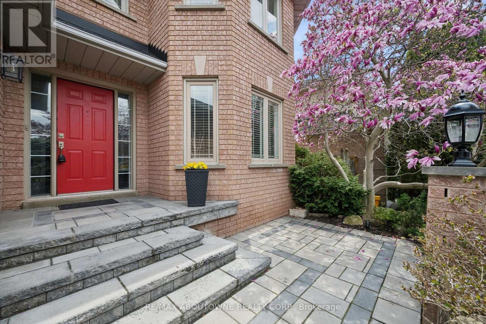 154 Howell Road, Oakville, Ontario  L6H 5Z2 - Photo 3 - W13175470