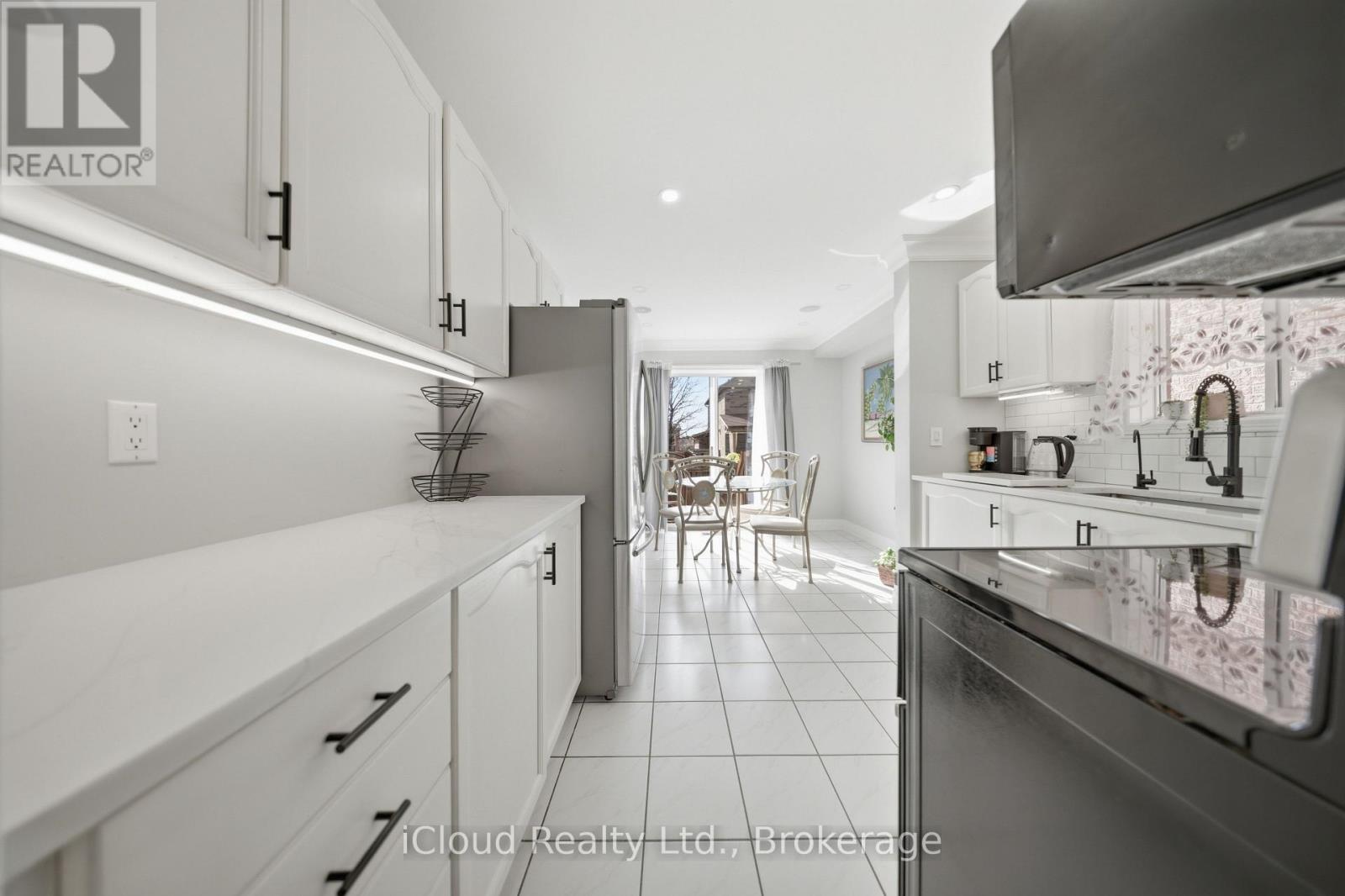 7389 Sandhurst Drive, Mississauga, Ontario  L5N 7G6 - Photo 14 - W13175600