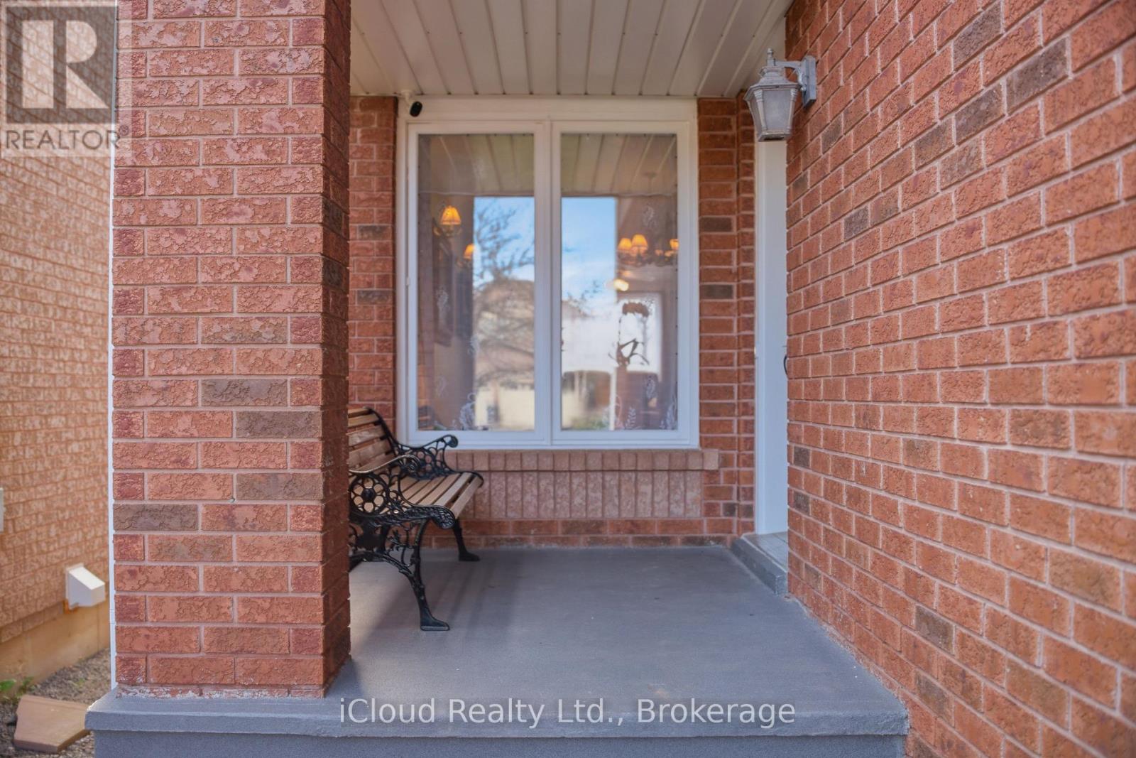 7389 Sandhurst Drive, Mississauga, Ontario  L5N 7G6 - Photo 4 - W13175600