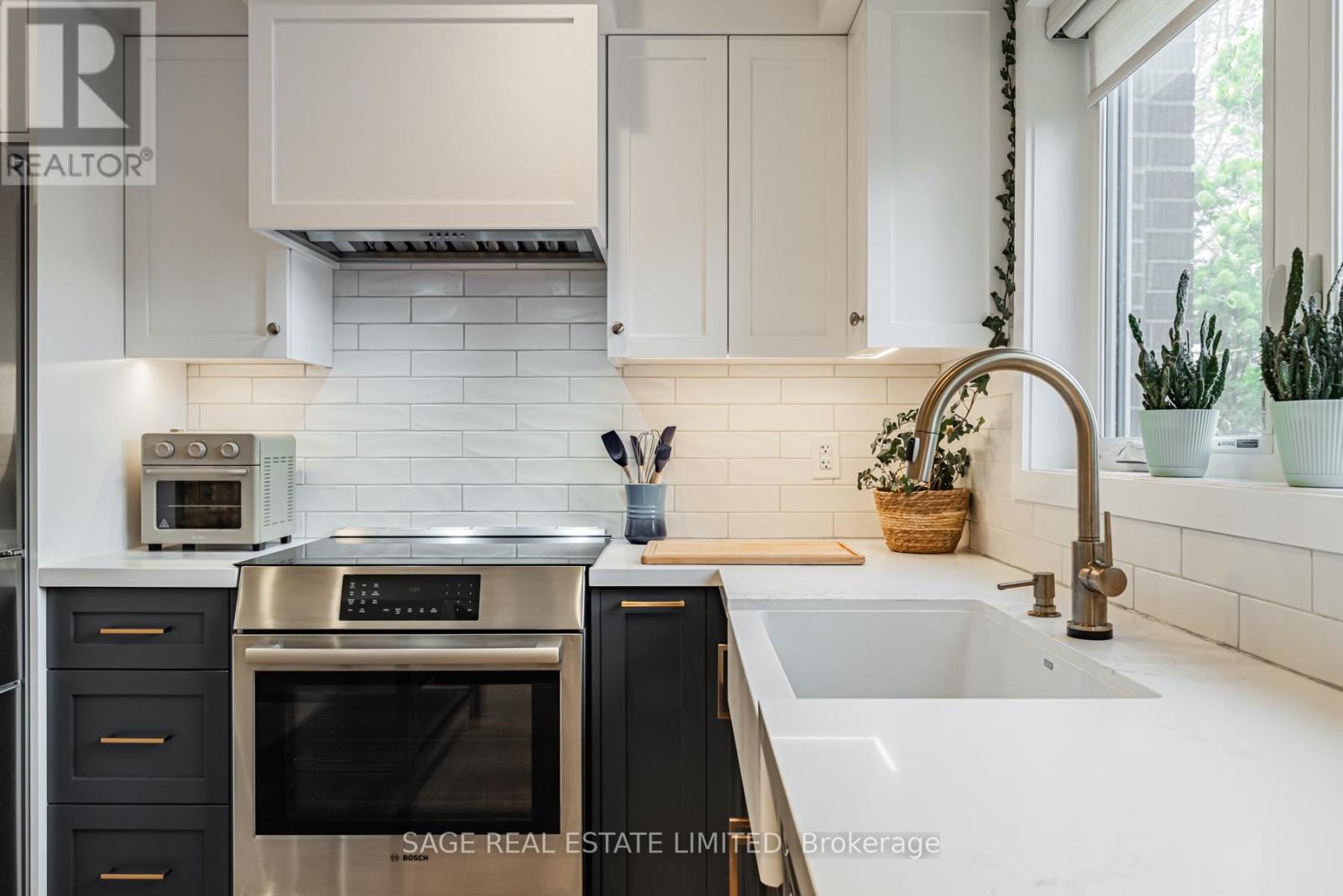 39a Uxbridge Avenue, Toronto, Ontario  M6N 2Y1 - Photo 13 - W13175604