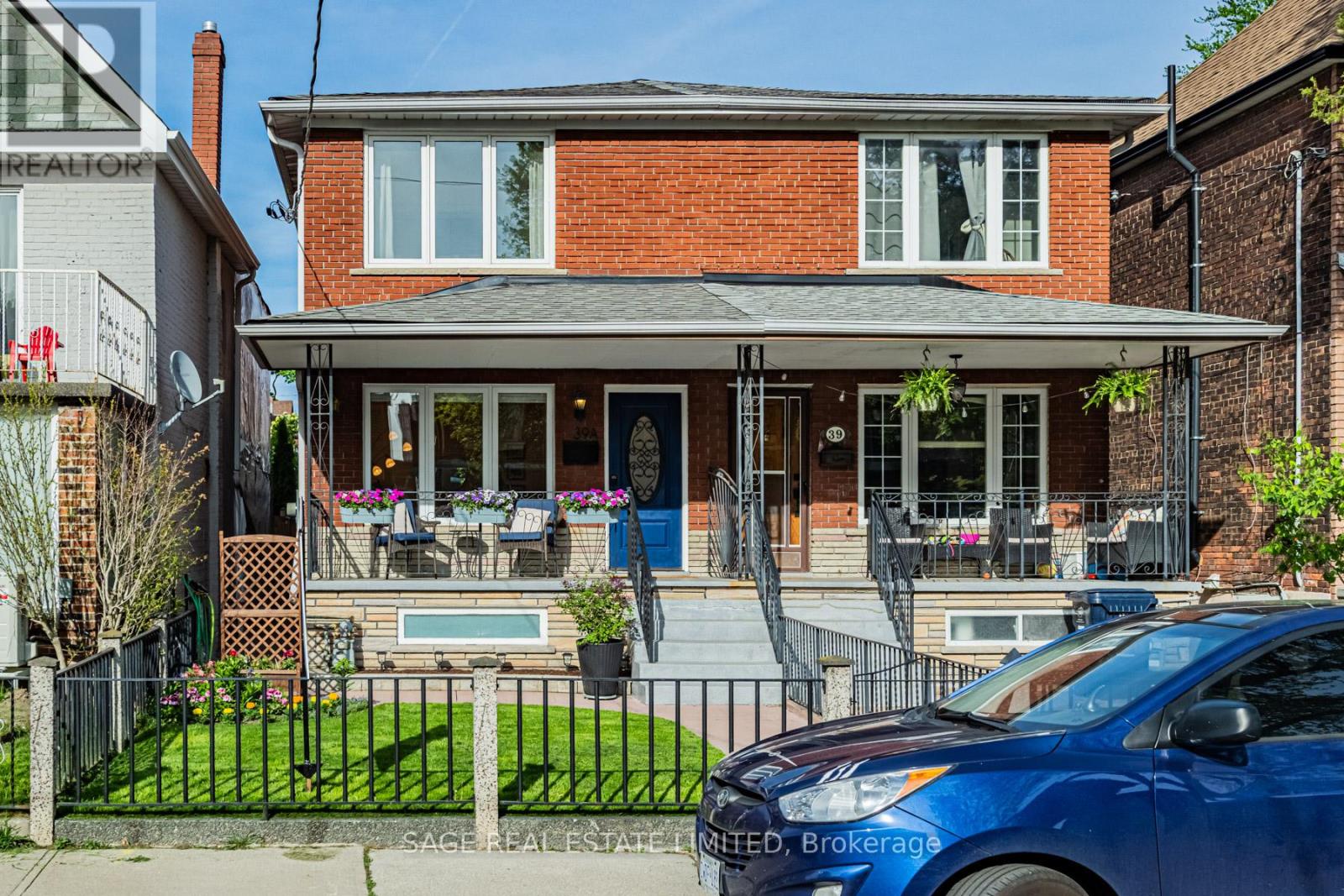 39a Uxbridge Avenue, Toronto, Ontario  M6N 2Y1 - Photo 2 - W13175604