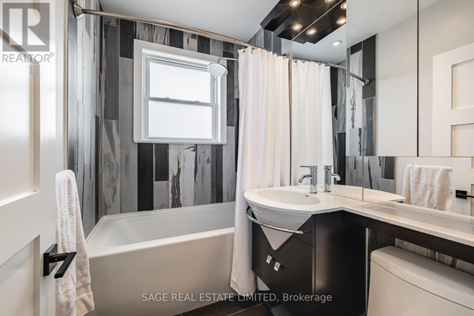 39a Uxbridge Avenue, Toronto, Ontario  M6N 2Y1 - Photo 28 - W13175604