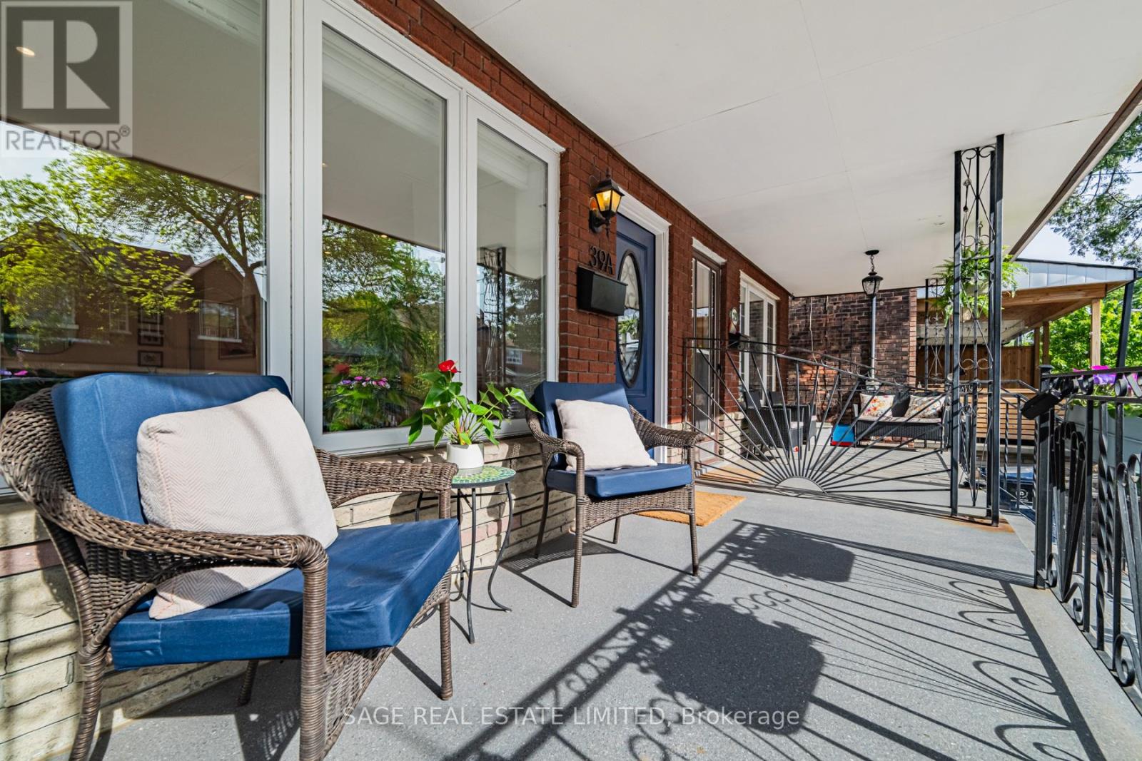 39a Uxbridge Avenue, Toronto, Ontario  M6N 2Y1 - Photo 3 - W13175604