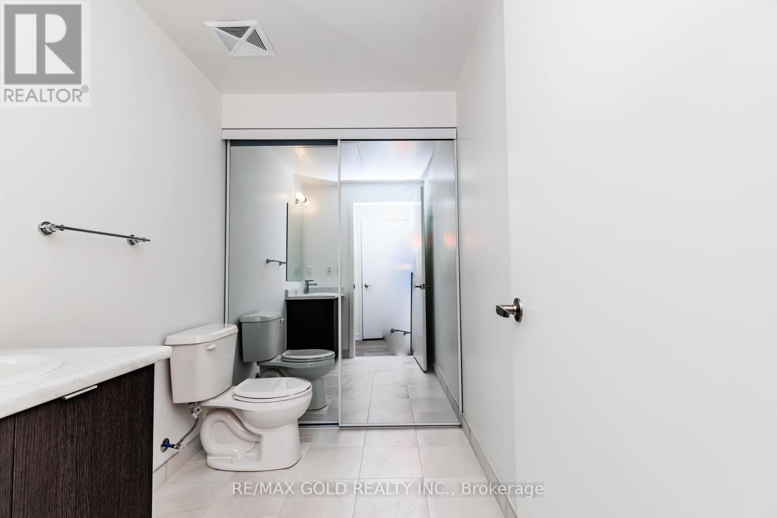 210 - 140 Canon Jackson Drive, Toronto, Ontario  M6M 0B9 - Photo 3 - W13175660