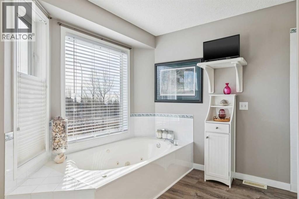 420 Rocky Ridge Bay NW, Calgary, Alberta  T3G 4H8 - Photo 31 - A2306006