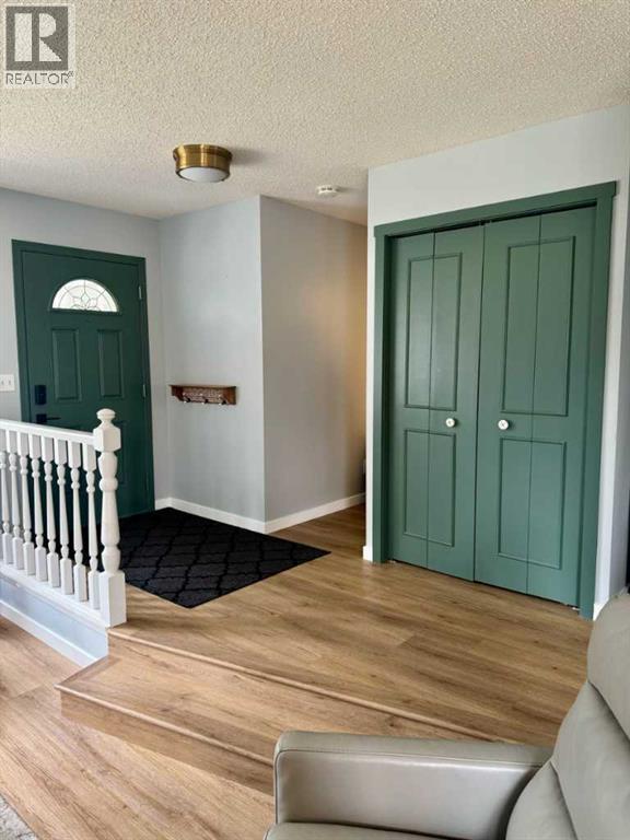 16 Woodfield Court SW, Calgary, Alberta  T2W 3W5 - Photo 3 - A2311061