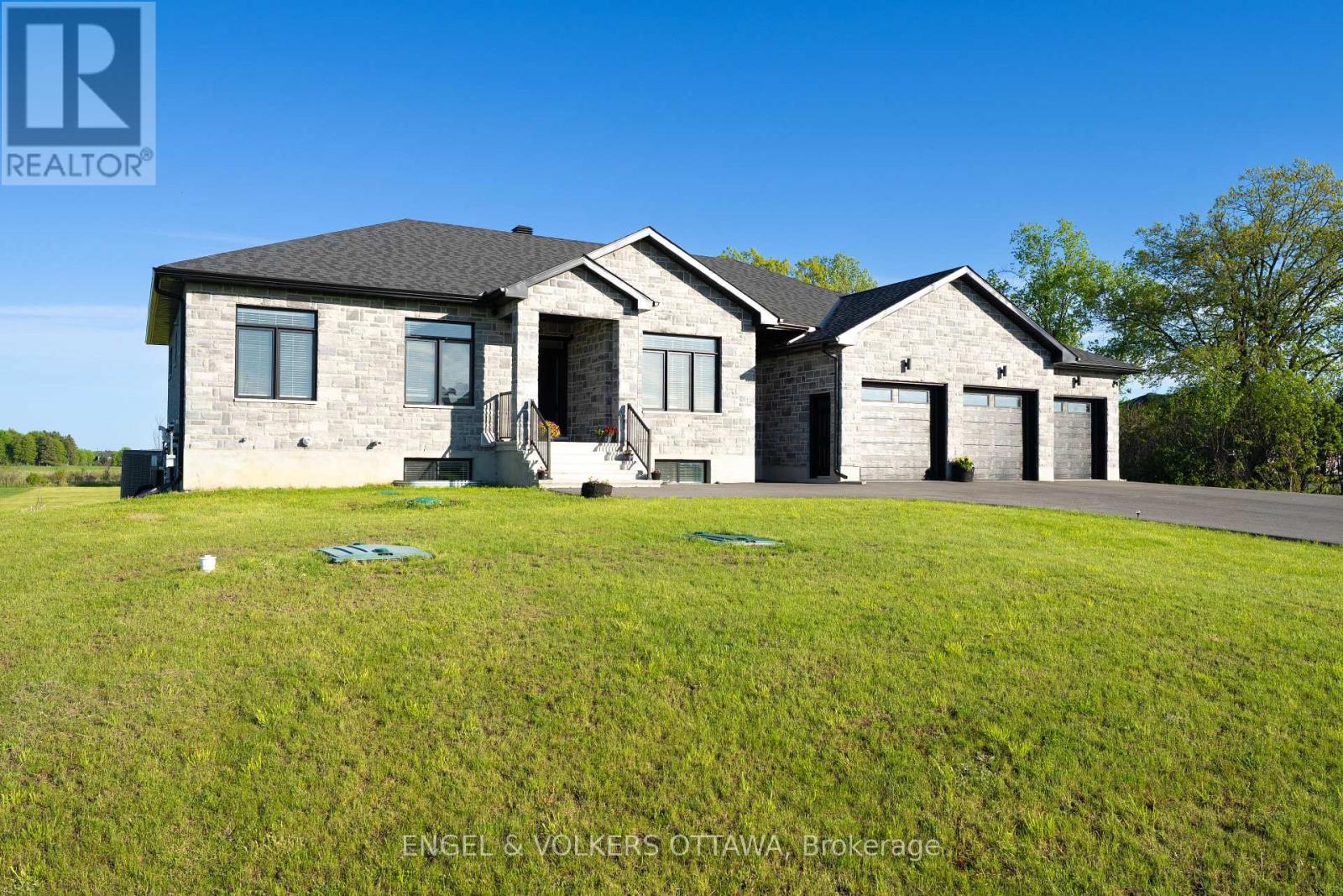 19 Synergy Way, Ottawa, Ontario  K2W 0K3 - Photo 2 - X12953158